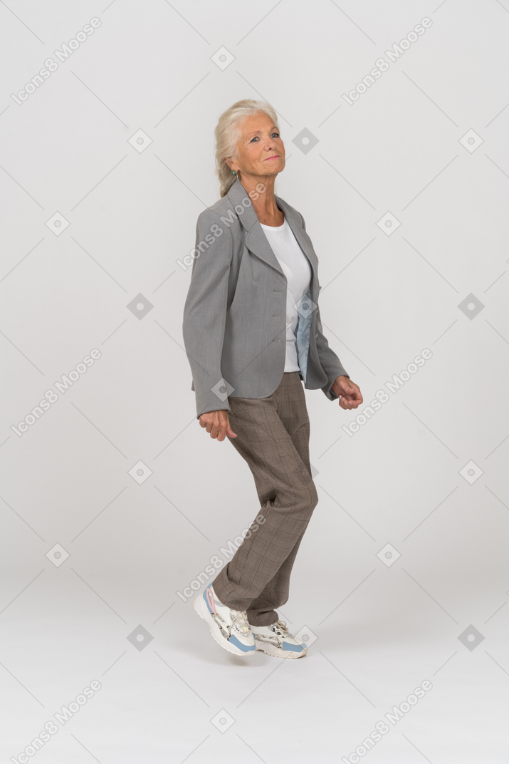 Vista lateral de una anciana caminando