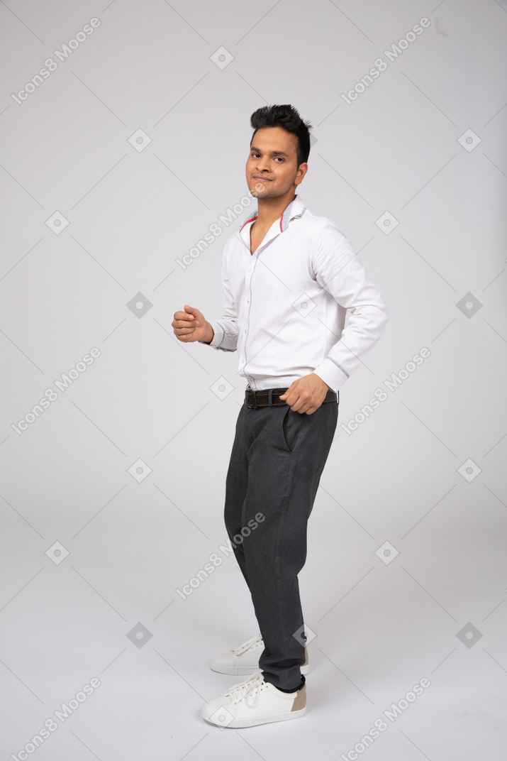 Hombre con camisa blanca caminando