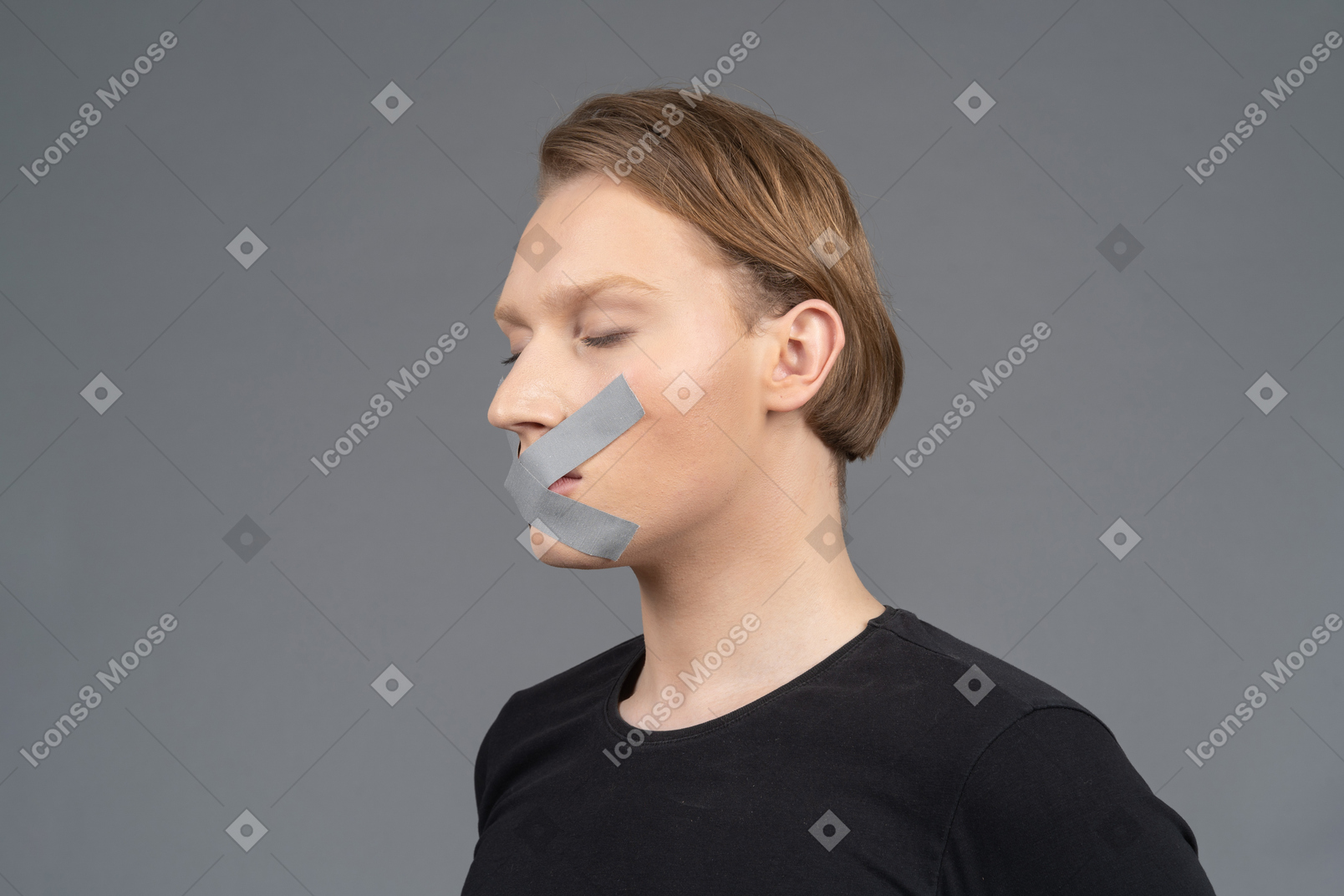 Vista de três quartos da pessoa com fita adesiva na boca e olhos fechados