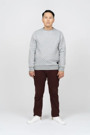 Hombre en ropa casual de pie