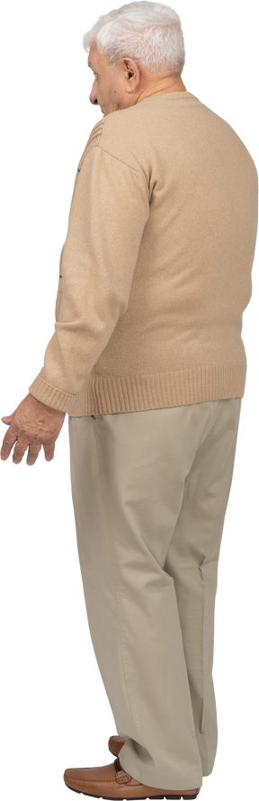 Vista lateral de un anciano confundido con ropa informal