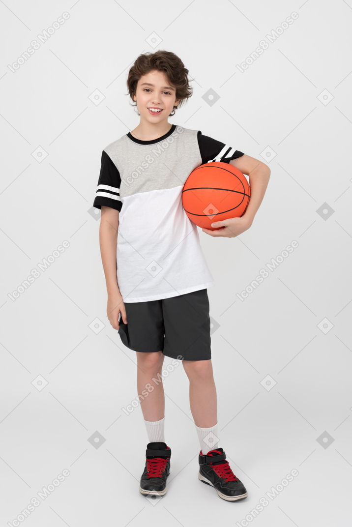 Garoto segurando uma bola de basquete