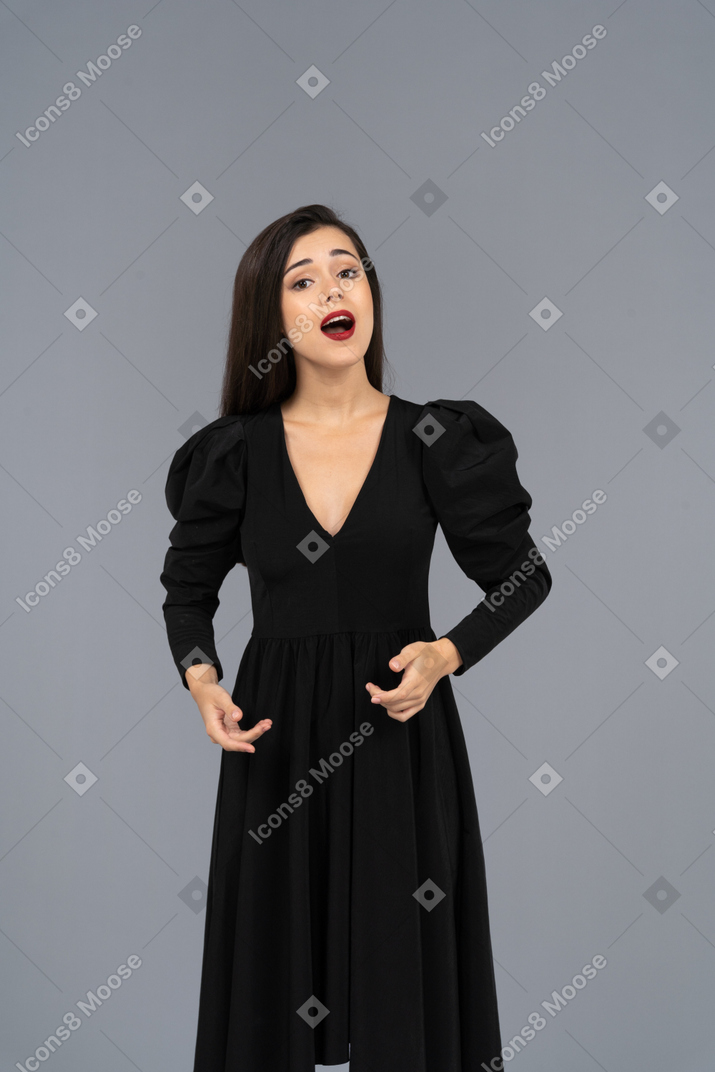 Vista frontal de una cantante de ópera en vestido negro