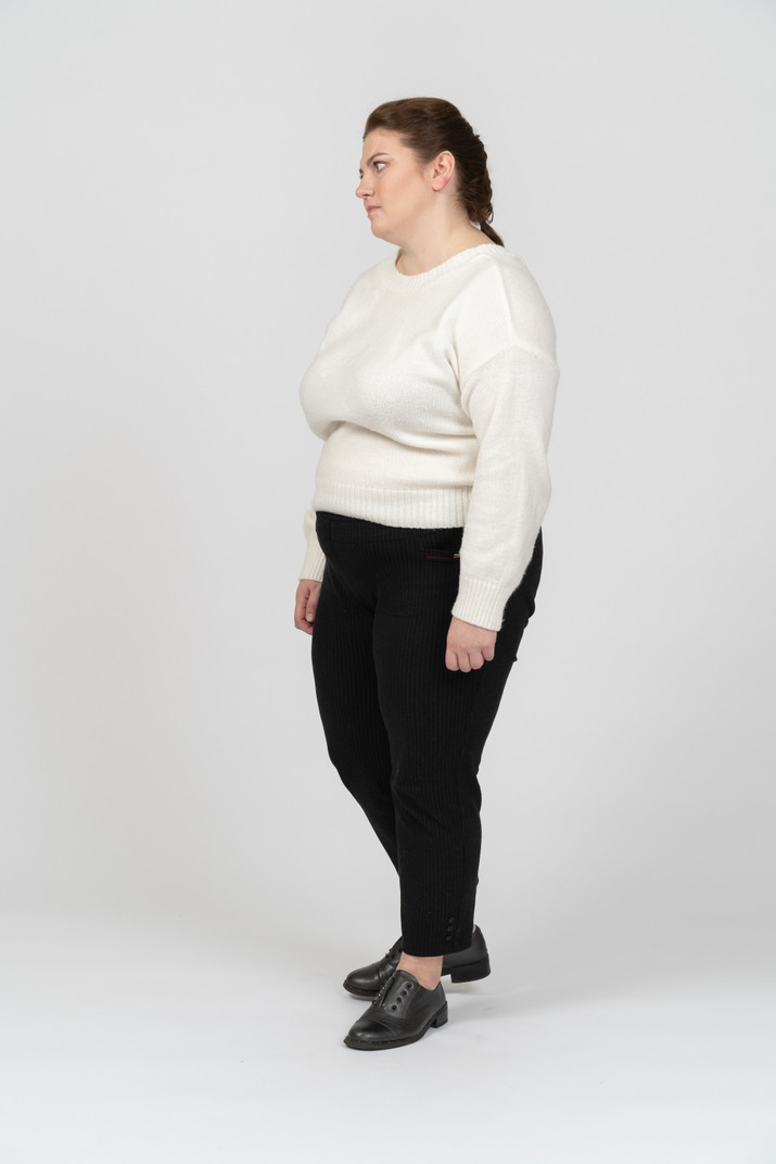 カジュアルな服装の悲しいふくよかな女性 のフォト