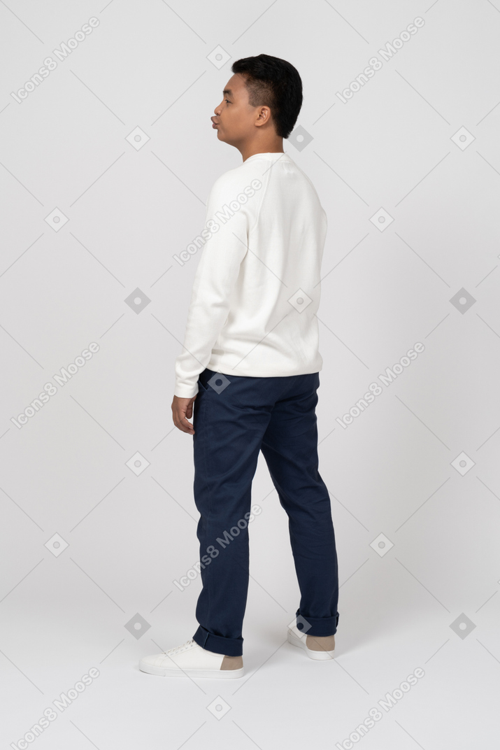 Homme en tenue décontractée debout