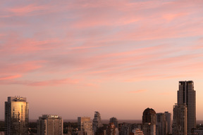 Der blick auf die stadt in der rosa morgendämmerung