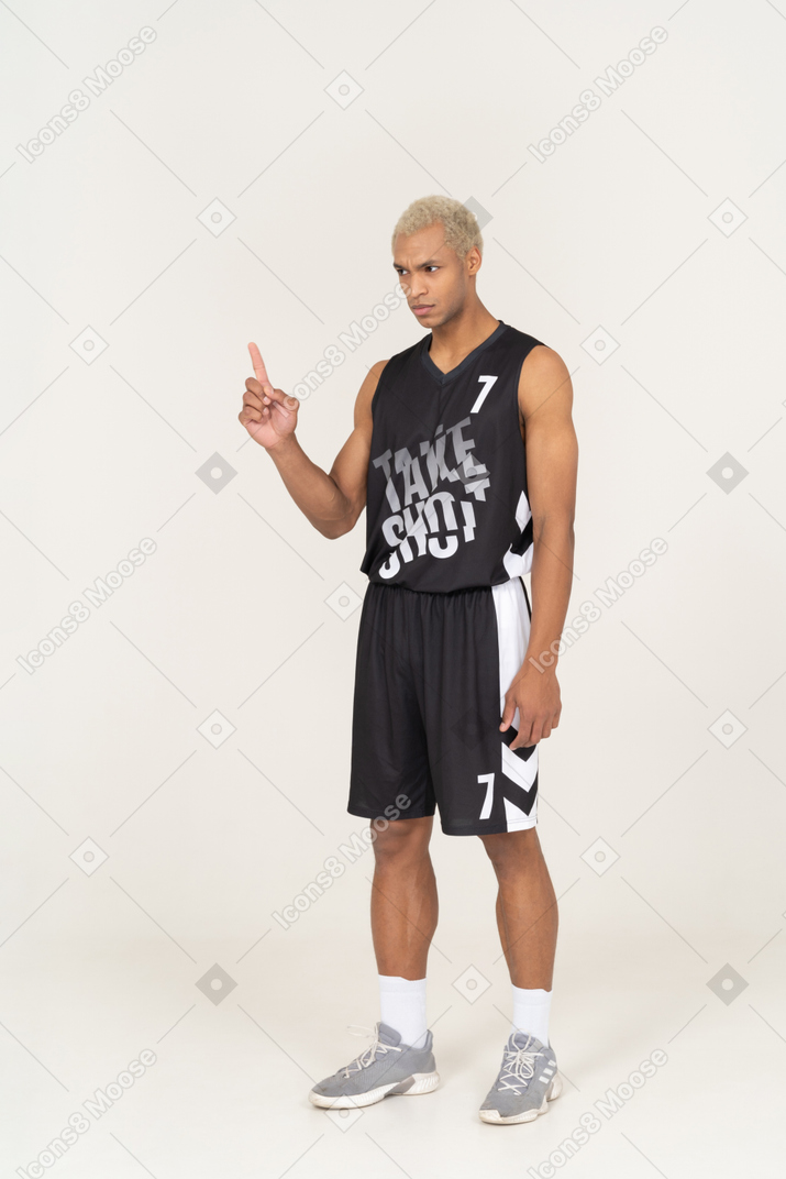 一个年轻男篮球运动员用手指指着的四分之三视图