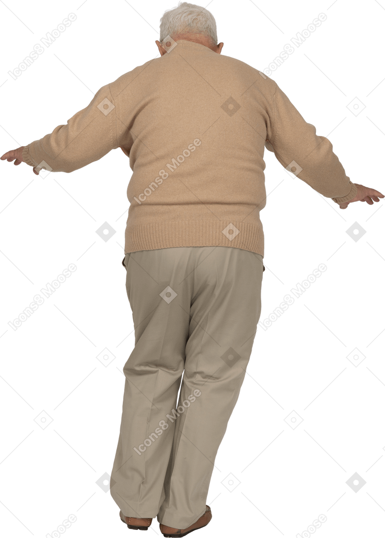 Vista trasera de un anciano con ropa informal caminando con los brazos extendidos