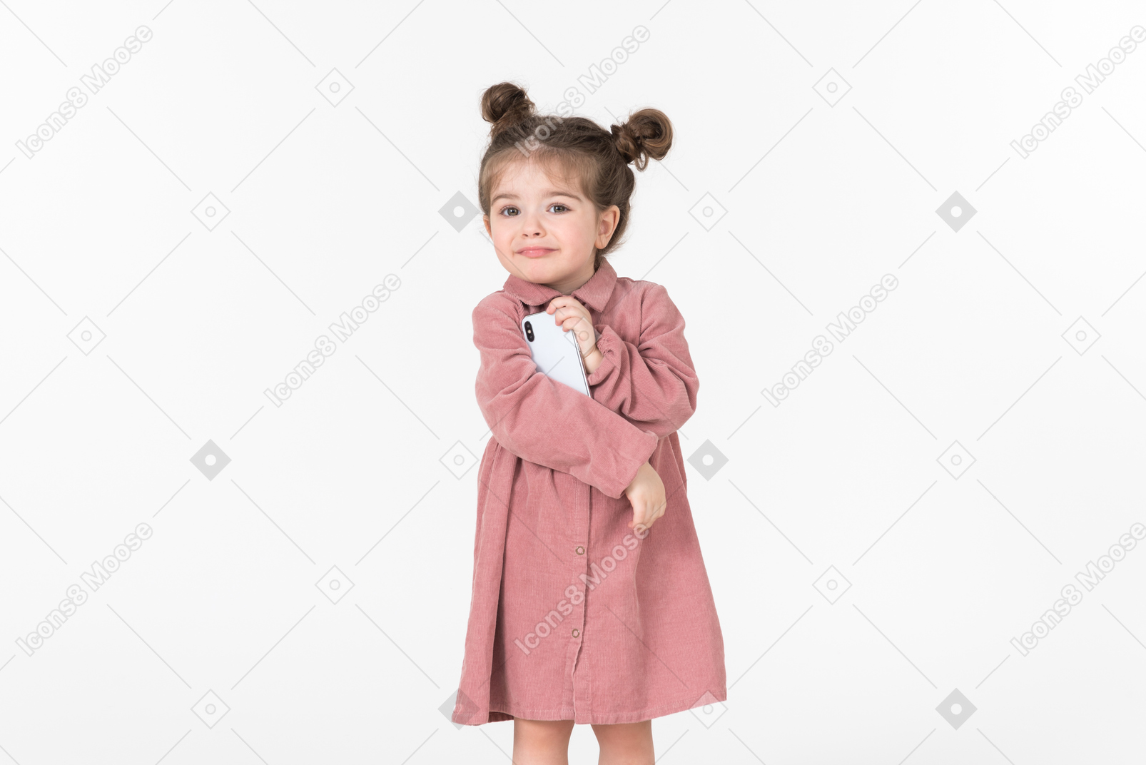 Маленький ребенок девочка обнимает смартфон