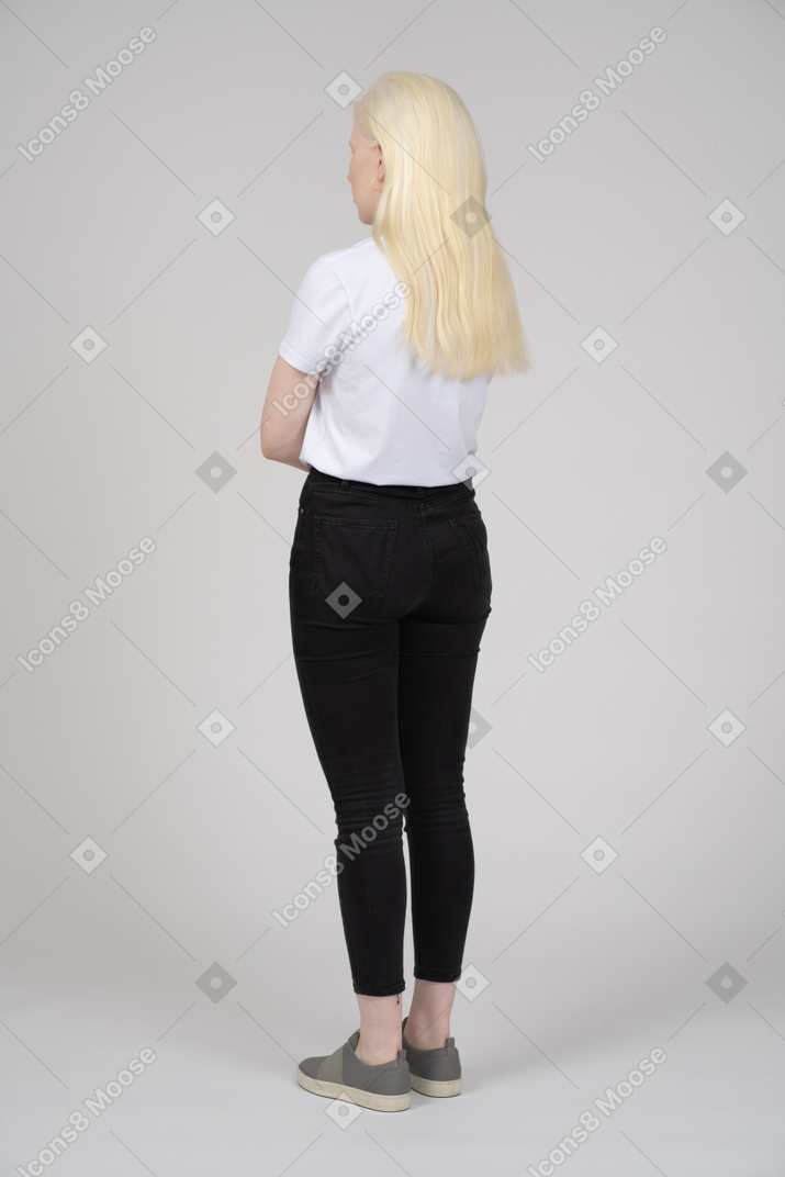 一个站立的年轻女孩的后视图