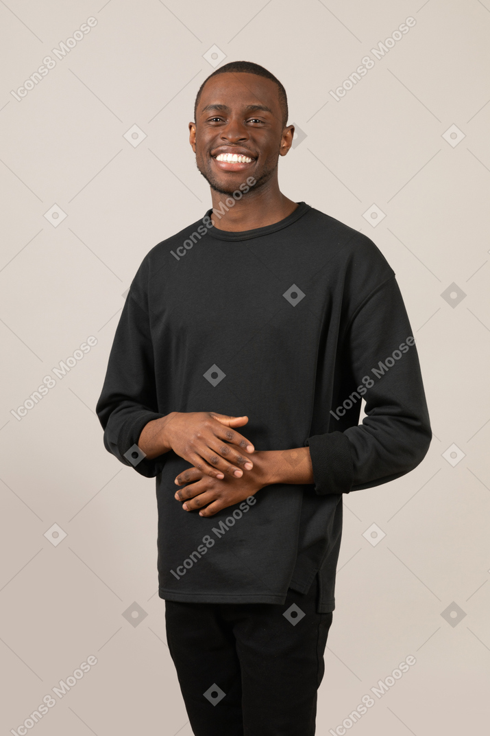 Homem em roupas pretas com sorriso largo