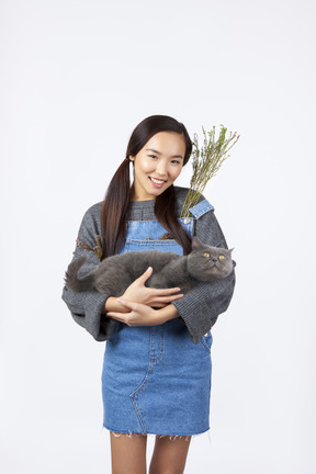 Asiatische frau mit katze