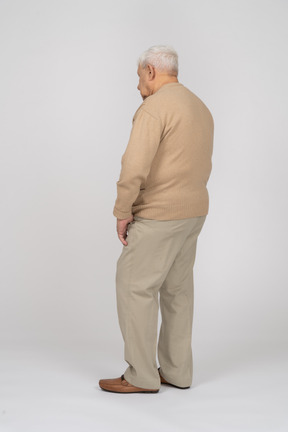 Vista lateral de um velho em roupas casuais parado