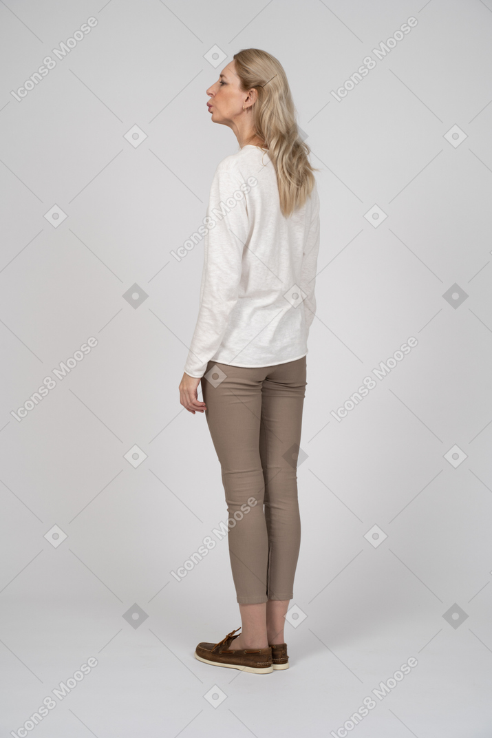 Mujer en ropa casual de pie