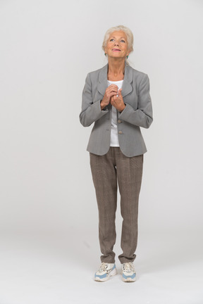 Vista frontal de una anciana con chaqueta