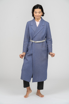 Femme souriante en manteau bleu