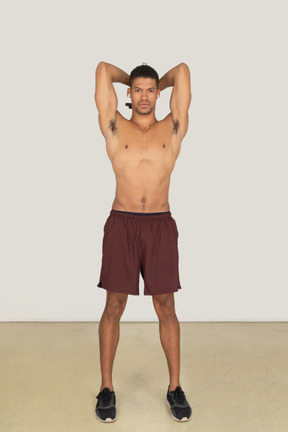 Vorderansicht eines muskulösen jungen mannes in roten shorts