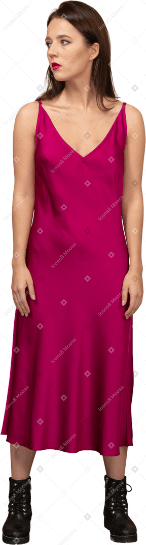 Vista frontale di una bellissima giovane donna in abito rosso