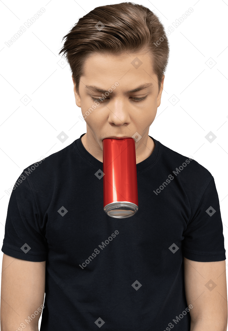 Close-up de um homem segurando uma lata vermelha na boca