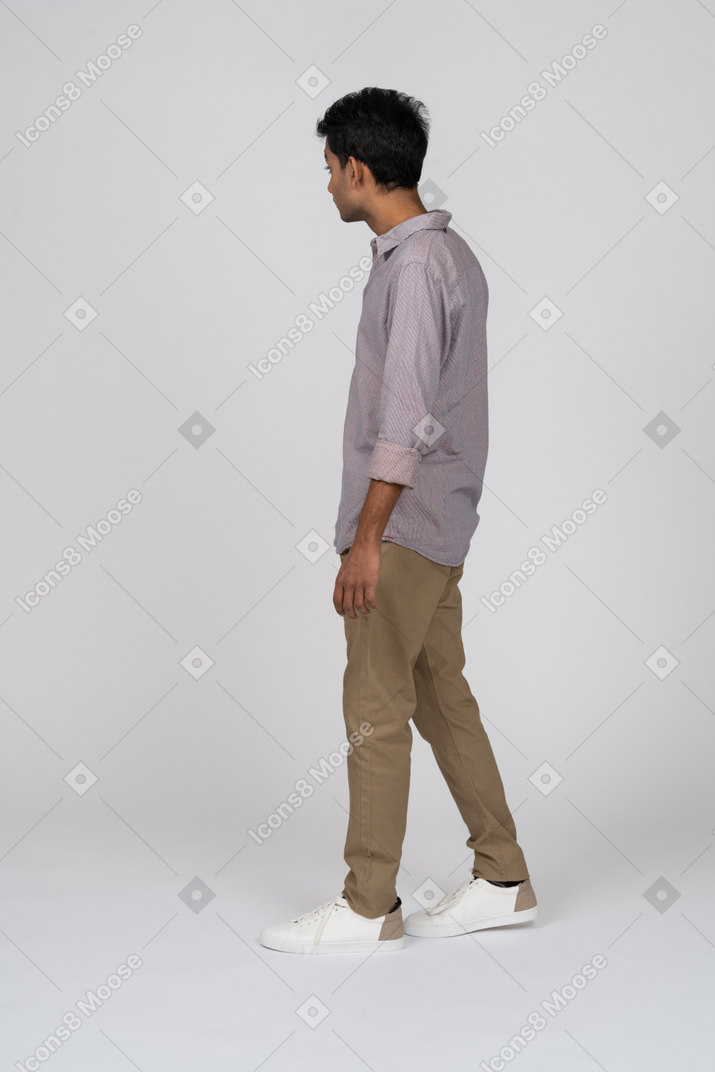 Mann in freizeitkleidung stehend
