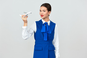 Bellissimo assistente di volo in uniforme blu