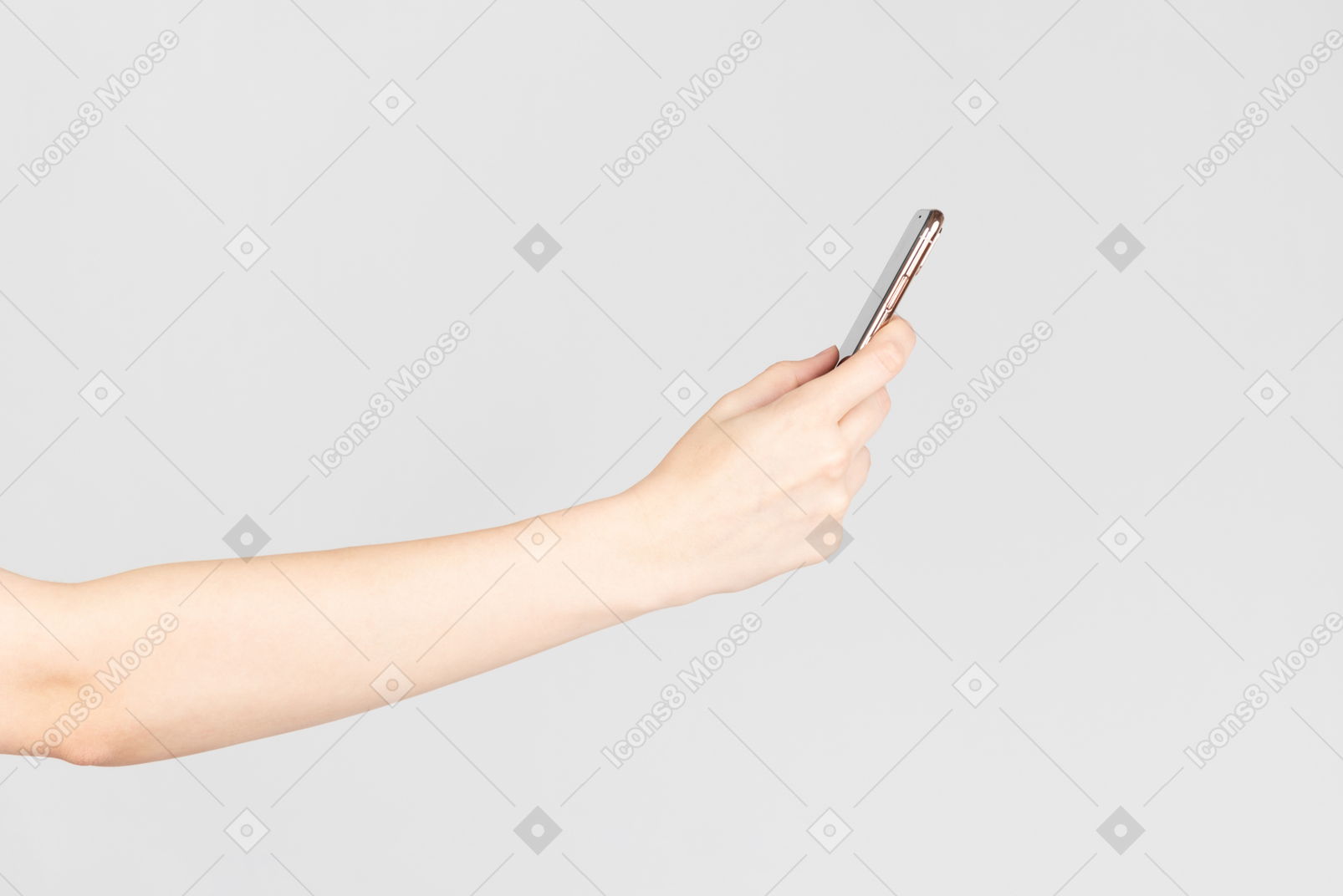 スマートフォンを保持している女性の手