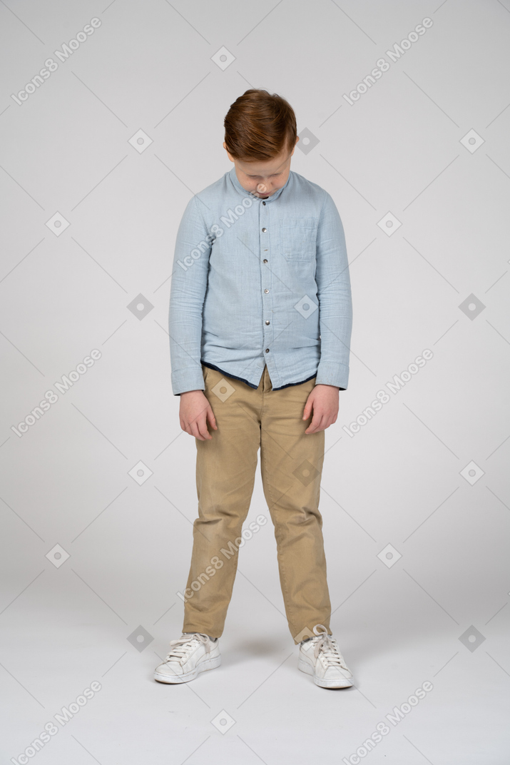 Vista frontale di un ragazzo in abiti casual che si piega a testa in giù