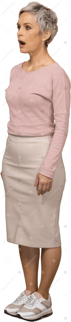 Вид сбоку на женщину в повседневной одежде, стоящую с открытым ртом
