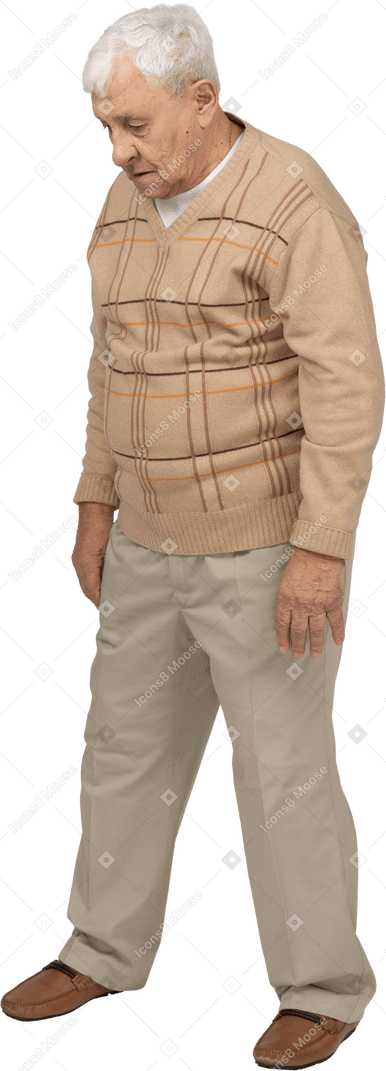 Vue de face d'un vieil homme en vêtements décontractés marchant et regardant vers le bas