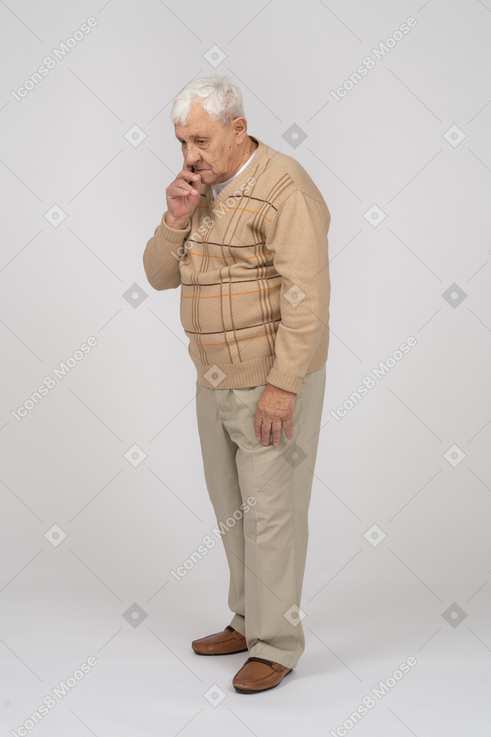 Vorderansicht eines nachdenklichen alten mannes in freizeitkleidung