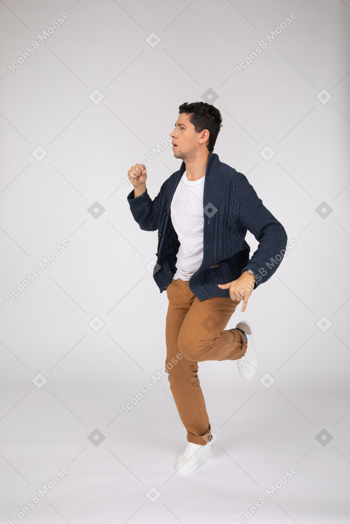 Homme en vêtements décontractés dansant