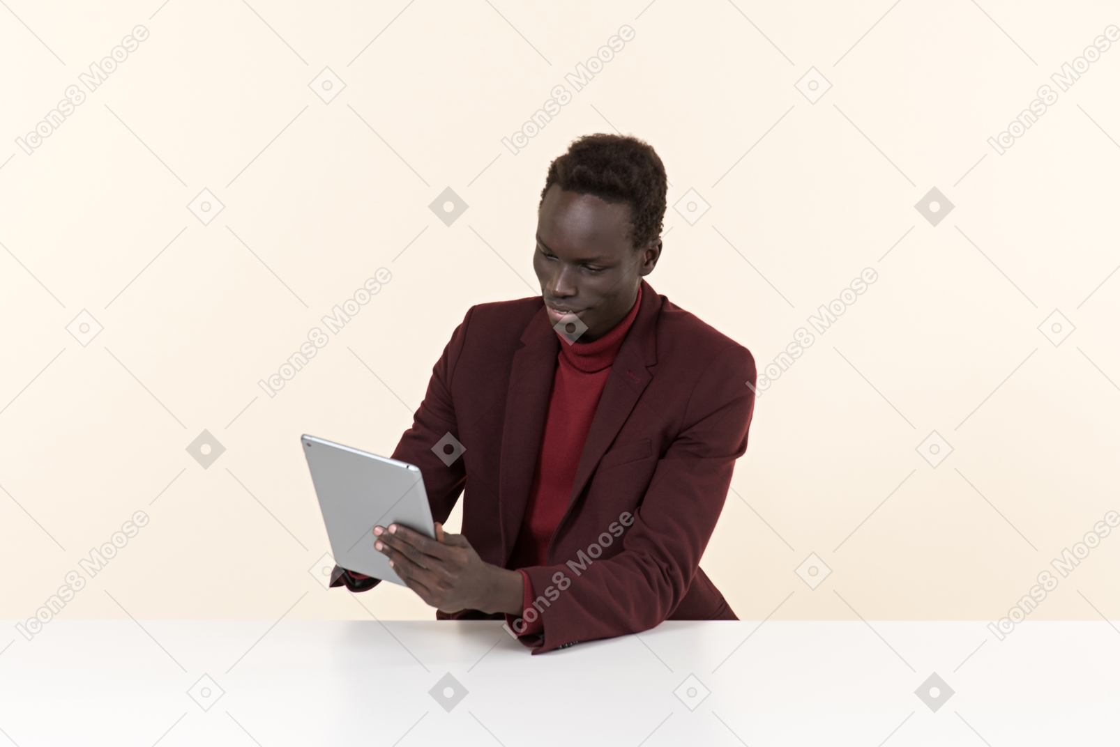 Eleganter schwarzer mann, der am tisch im büro sitzt