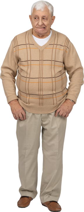 Vue de face d'un vieil homme en vêtements décontractés faisant des grimaces