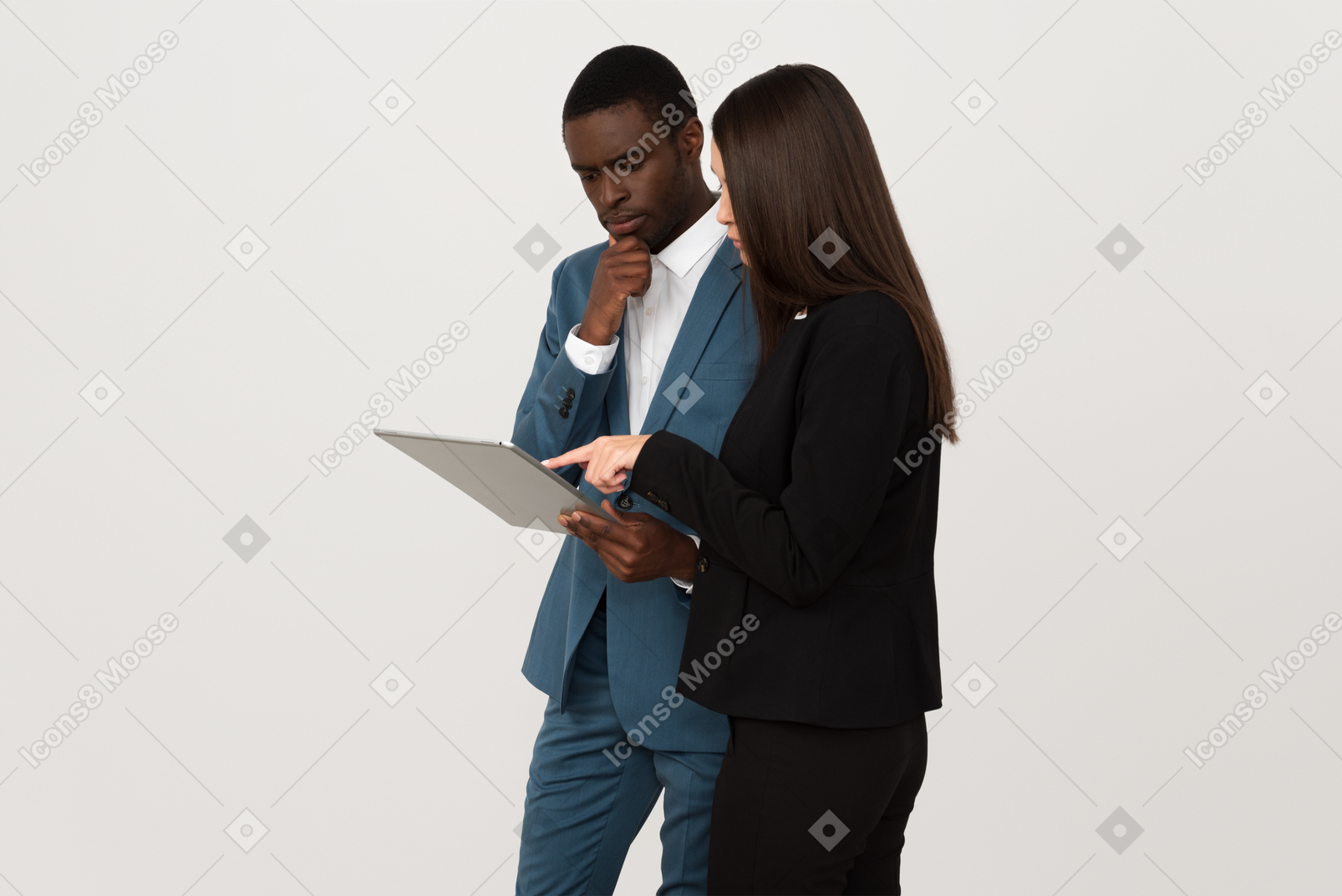 An arbeitskollegen beteiligt, die einige informationen auf dem tablet diskutieren