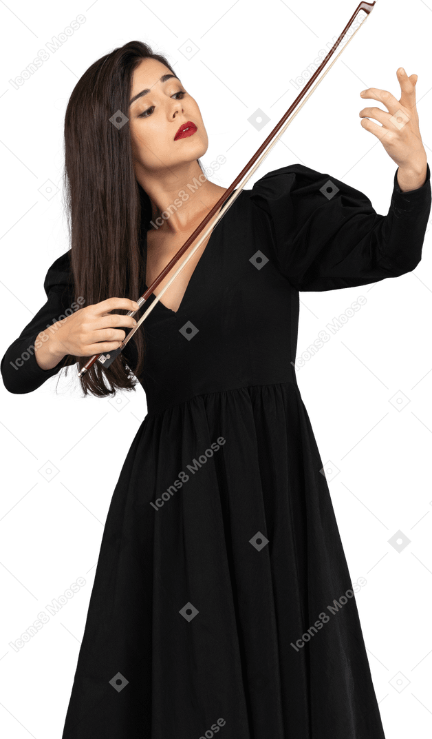 一位身穿黑色连衣裙的年轻女士的前视图，给人一种拉小提琴的印象