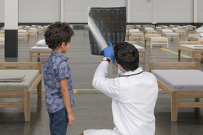 Médico y niño mirando una imagen de rayos x