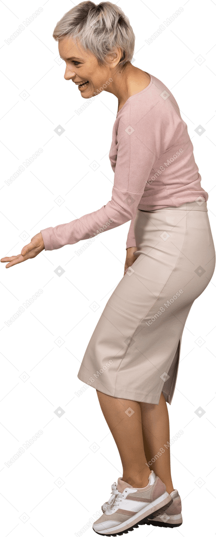 Vista lateral de uma mulher feliz em roupas casuais mostrando um gesto de boas-vindas