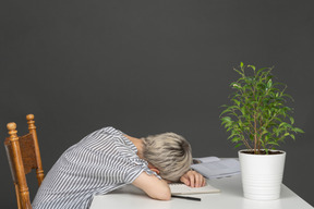 Mulher na mesa cansada depois do trabalho