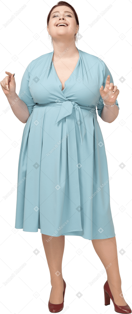 Vue de face d'une femme en robe bleue faisant des gestes