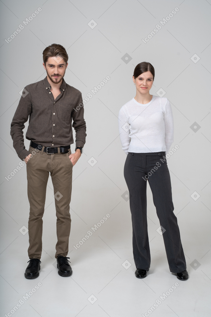 一对身着办公室服装的可疑年轻夫妇的前视图
