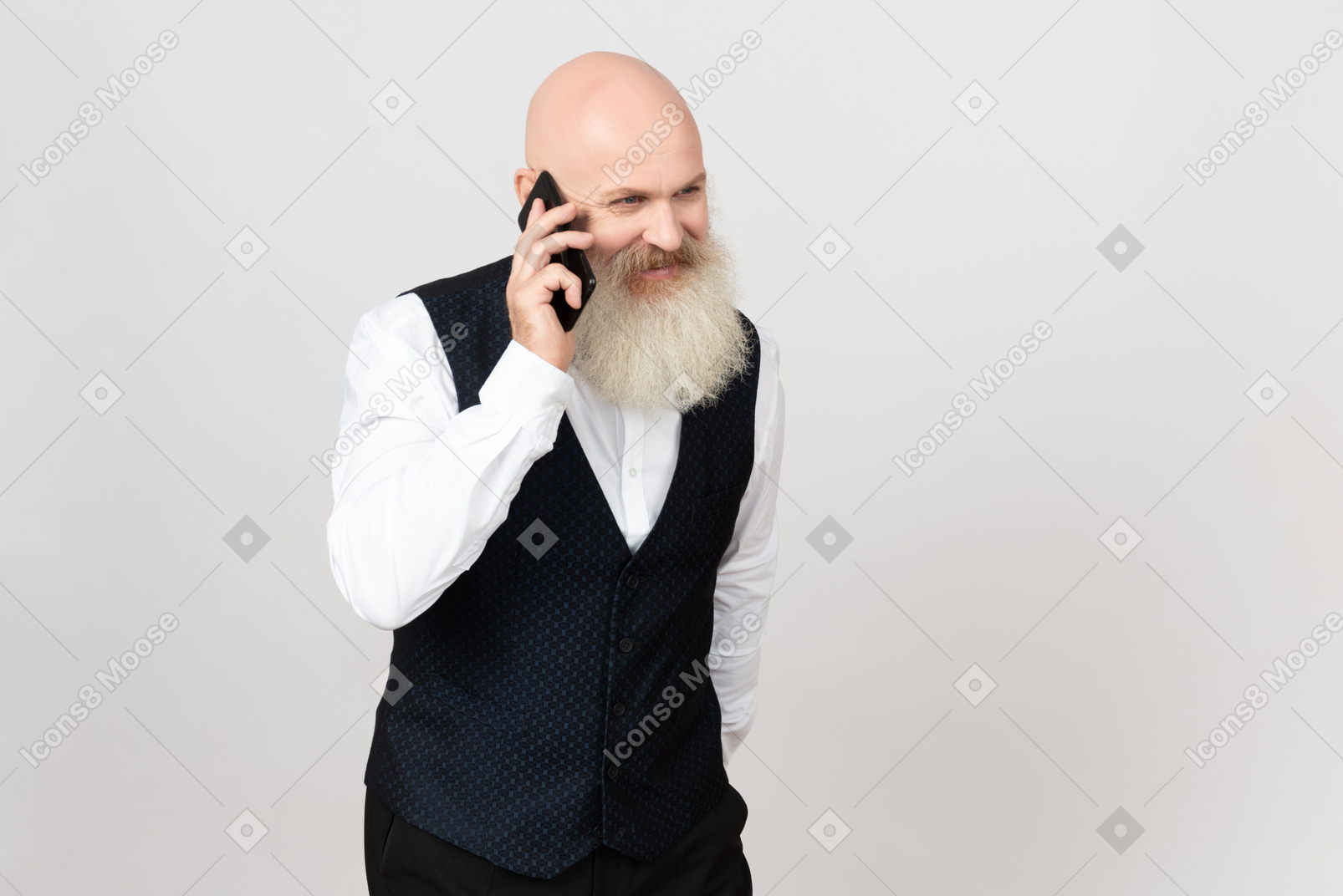笑みを浮かべて、電話で話している老人