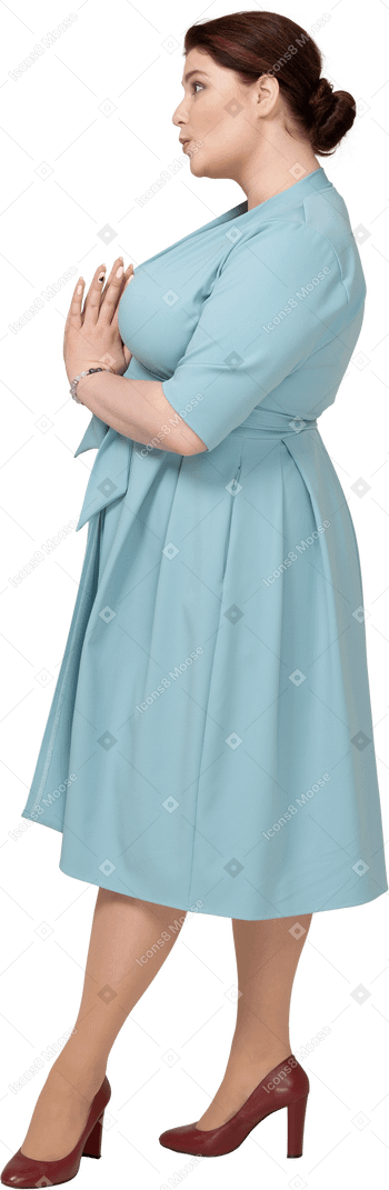 Seitenansicht einer frau im blauen kleid