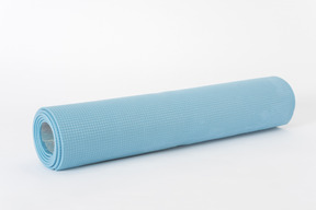 Estera de yoga azul sobre un fondo blanco