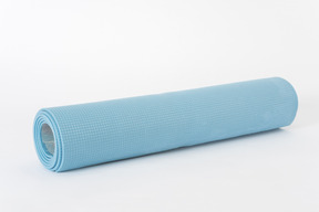 Tapis de yoga bleu sur fond blanc