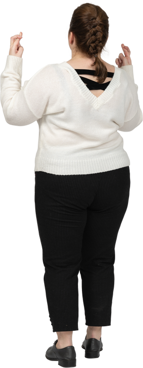 Vista posteriore di una donna plus size in abiti casual incrociando le dita
