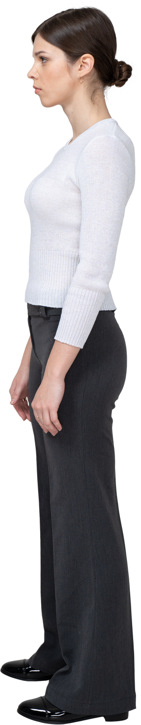 Vista lateral de uma jovem com roupas de escritório, parada