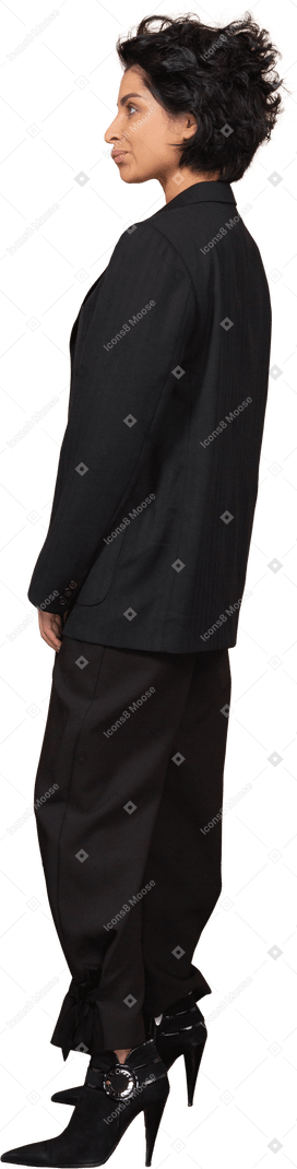 Vista laterale di una donna d'affari smorfie in un abito nero