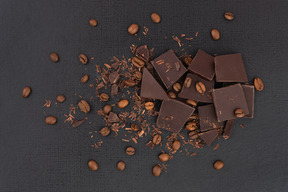 Dunkle schokolade und kaffeebohnen abgestürzt