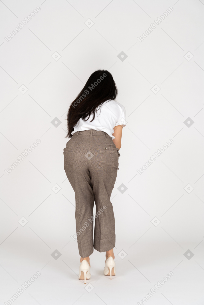 一位年轻的女士，穿着马裤和t恤，弯腰的背影