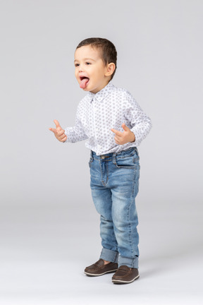 Niño feliz mostrando su lengua